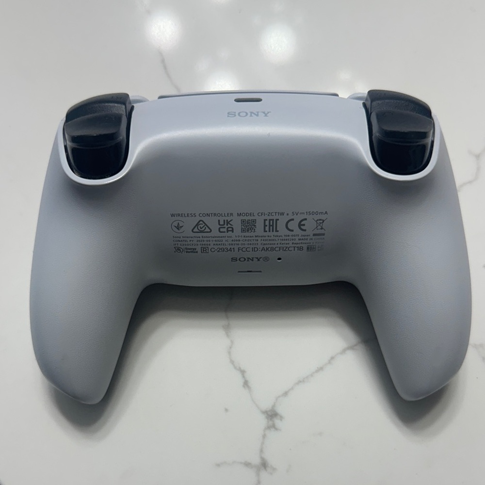 PlayStation 5 Wireless Gaming Controller in Black and White - Picture 2 of 2